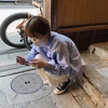 マ