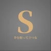 拳を握って立つ女