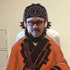 硬い床で寝る男